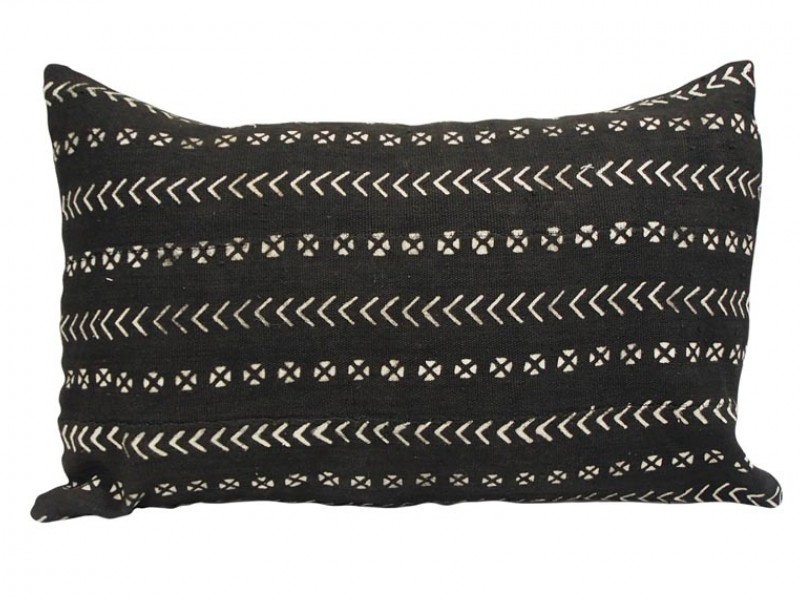 Lumbar-black-white-daisies Lumbar-black-white-daisies